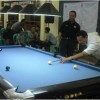 Wakil Bupatii Kuningan, H Acep Purnama SH MH mencoba bermain biiliar seusai kegiatan berlangsung.